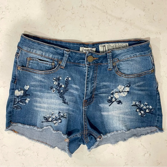 Indigo Rein Pants - Indigo Rein midrise embroidered Floral Jean shorts - size 11